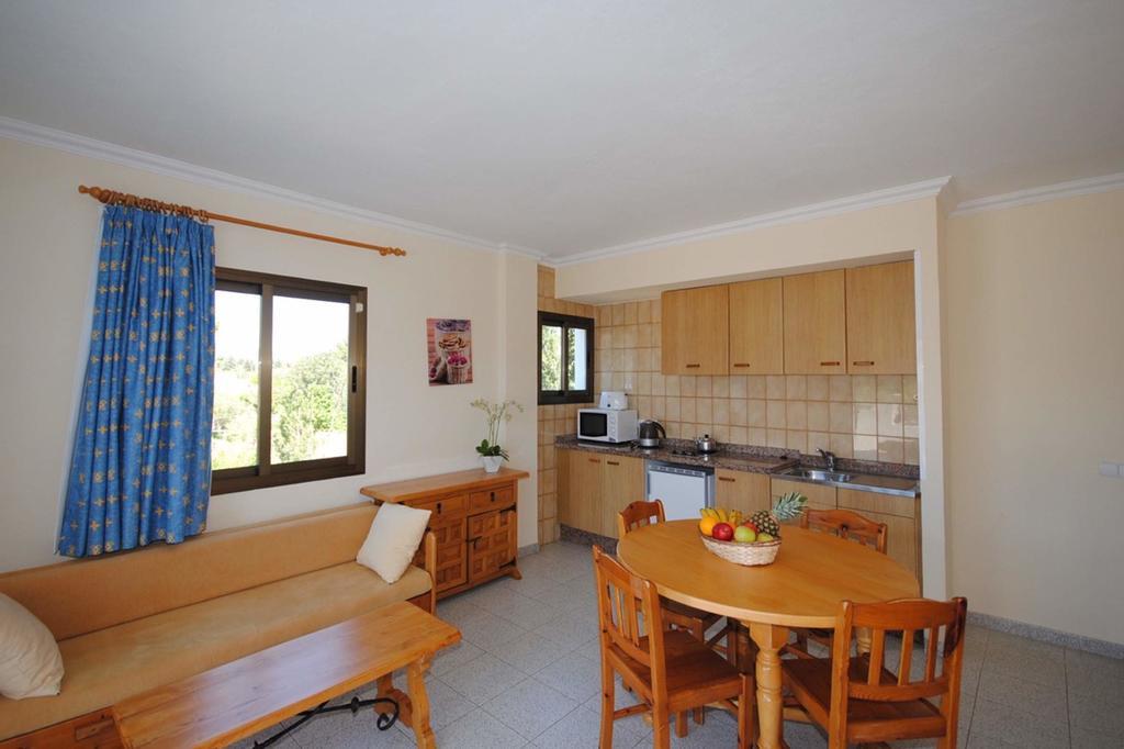 Casa Luis Apartments Santa Eularia des Riu Ruang foto